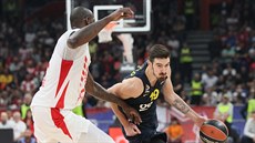 Nando De Colo (vpravo) z Fenerbahce Istanbul útoí na ko Crvené zvezdy...