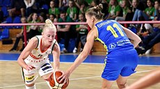 Petra Záplatová (vlevo) ze Žabin Brno a Kateřina Elhotová z USK Praha bojují o... Petra Záplatová (vlevo) ze Žabin Brno a Kateřina Elhotová z USK Praha bojují o...