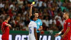 Lucemburský fotbalista Leandro Barreiro (v bílém) obdrel v duelu s...