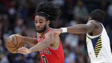 Coby White (0) z Chicaga se řítí kolem Edmonda Sumnera z Indiany. Coby White (0) z Chicaga se řítí kolem Edmonda Sumnera z Indiany.