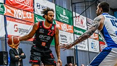 Ivan Almeida (v černém) z Nymburka útočí kolem Filipa Vukosavljeviče z Kolína. Ivan Almeida (v černém) z Nymburka útočí kolem Filipa Vukosavljeviče z Kolína.