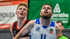 Hayden Dalton (vlevo) z Nymburka a David Machač z Kolína bojují na doskoku. Hayden Dalton (vlevo) z Nymburka a David Machač z Kolína bojují na doskoku.