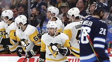 Dominik Simon (na ledě) z Pittsburghu právě překonal gólmana Winnipegu. Dominik Simon (na ledě) z Pittsburghu právě překonal gólmana Winnipegu.