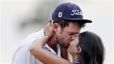 Lanto Griffin slatí titul na Houston Open se svou přítelkyní Mayou Brownovou. Lanto Griffin slatí titul na Houston Open se svou přítelkyní Mayou Brownovou.