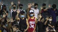 Vidt demonstranta v basketbalovém dresu, to je v Hongkongu bné. Mladíci...