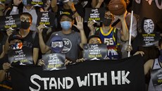 Demonstranti v Hongkongu se seli na basketbalovém hiti, dkují manaerovi...