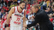 Vojtěch Hruban z Nymburka přijímá pokyny od trenéra Orena Amiela. Vojtěch Hruban z Nymburka přijímá pokyny od trenéra Orena Amiela.