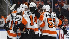 Hokejisté Philadelphia Flyers oslavují trefu proti Edmonton Oilers.