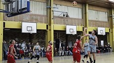 Českobudějovičtí basketbalisté (v šedém) se vrátili do druhé ligy. Na koš... Českobudějovičtí basketbalisté (v šedém) se vrátili do druhé ligy. Na koš...