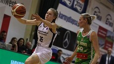 Michaela Stará (vpravo) z KP Brno sleduje Karolinu Matkowskou z Gorzówa.