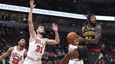 Otto Porter Jr (vlevo) a Tomáš Satoranský z Chicaga zabránili DeAndre'mu... Otto Porter Jr (vlevo) a Tomáš Satoranský z Chicaga zabránili DeAndre'mu...