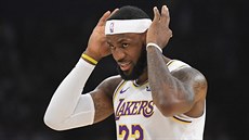 LeBron James z LA Lakers si upravuje čelenku. LeBron James z LA Lakers si upravuje čelenku.