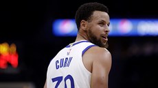 Stephen Curry z Golden State se dívá po soupeři. Stephen Curry z Golden State se dívá po soupeři.