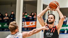 Vojtěch Hruban (vpravo) z Nymburka přihrává kolem Ondřeje Šišky z Děčína. Vojtěch Hruban (vpravo) z Nymburka přihrává kolem Ondřeje Šišky z Děčína.