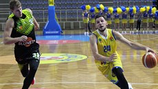 Opavský rozehrávač Jakub Šiřina (vpravo) obchází Lukáše Bažanta z Ústí. Opavský rozehrávač Jakub Šiřina (vpravo) obchází Lukáše Bažanta z Ústí.