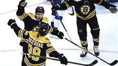 Patrice Bergeron (čelem) a David Pastrňák z Bostonu slaví gól proti Tampě. Patrice Bergeron (čelem) a David Pastrňák z Bostonu slaví gól proti Tampě.