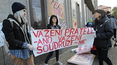 A máte to polepený! Středoškoláci polepili někdejší sídlo krajského výboru KSČ... A máte to polepený! Středoškoláci polepili někdejší sídlo krajského výboru KSČ...