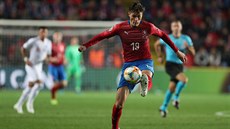 Reprezentaní forvard Patrik Schick kontroluje balon v utkání s Anglií.