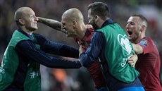 OSLAVA S NÁHRADNÍKY. Debutant Zdeněk Ondrášek (uprostřed) se o radost z... OSLAVA S NÁHRADNÍKY. Debutant Zdeněk Ondrášek (uprostřed) se o radost z...