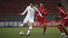 Jihokorejský kapitán Son Heung-min (vlevo) odehrává balon před Han Kwang... Jihokorejský kapitán Son Heung-min (vlevo) odehrává balon před Han Kwang...