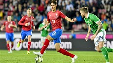 Reprezentační útočník Patrik Schick a Stuart Dallas ze Severního Irska během... Reprezentační útočník Patrik Schick a Stuart Dallas ze Severního Irska během...