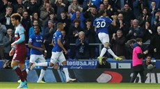 Evertonský fotbalista Bernard se raduje ze své branky v utkání proti West Hamu.