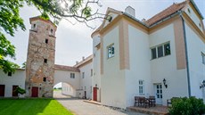 Vlasatice, okres Brno-venkov. Zámek prošel v roce 2013 částečnou rekonstrukcí. Vlasatice, okres Brno-venkov. Zámek prošel v roce 2013 částečnou rekonstrukcí.