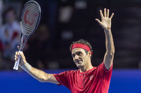 Roger Federer mává fanoukm po prvním kole na turnaji v Basileji.