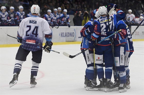 Hokejisté brnnské Komety se radují z gólu na led Kladna.