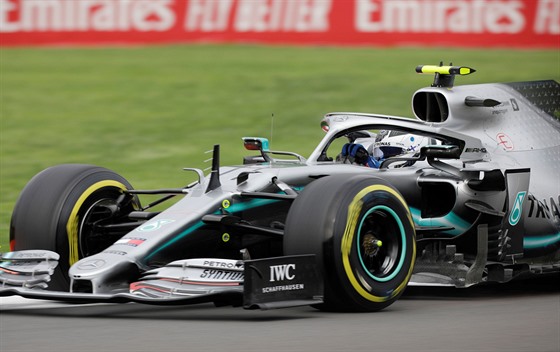 Lewis Hamilton byl nejrychlejí v prvním tréninku