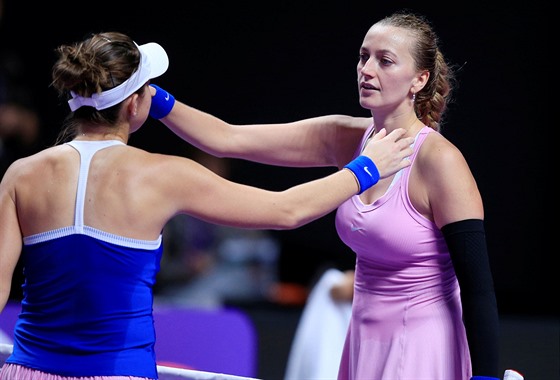 eská tenistka Petra Kvitová gratuluje k výhe Belind Bencicové (vlevo) na...