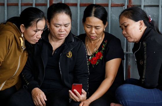 Vietnamské rodiny se obávají, e mezi mrtvými jsou jejich píbuzní. (26. íjna...