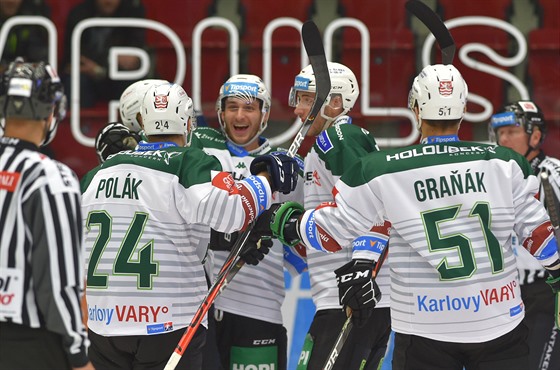 Hokejist Karlovch Var se raduj z prvnho glu v utkn proti Vtkovicm.