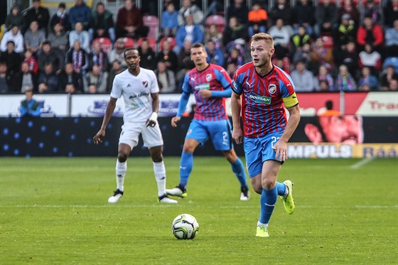 Plzeský Jakub Brabec vede balon v utkání proti Baníku.