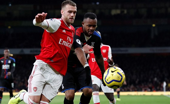 Calum Chambers z Arsenalu (vlevo) a Jordan Ayew z Crystal Palace.