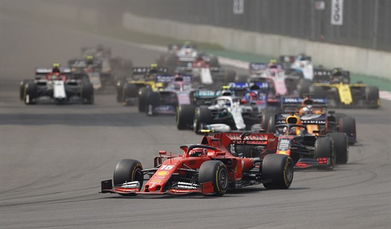 Charles Leclerc vede po startu Velkou cenu Mexika.