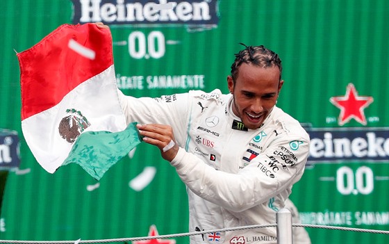 Lewis Hamilton slaví na pódiu vítzství ve Velké cen Mexika.