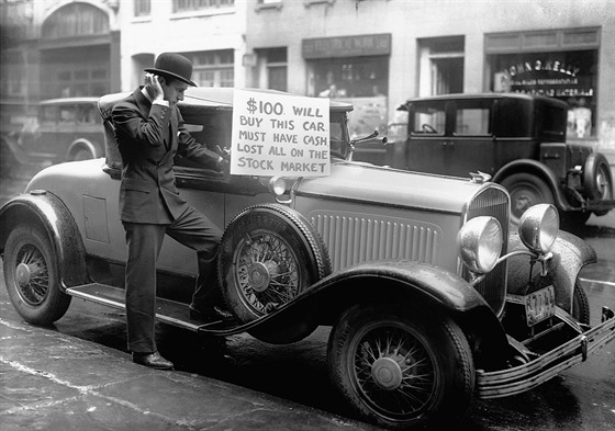 Walter Thornton se v ulicích New Yorku pokouí prodat svj luxusní roadster za...
