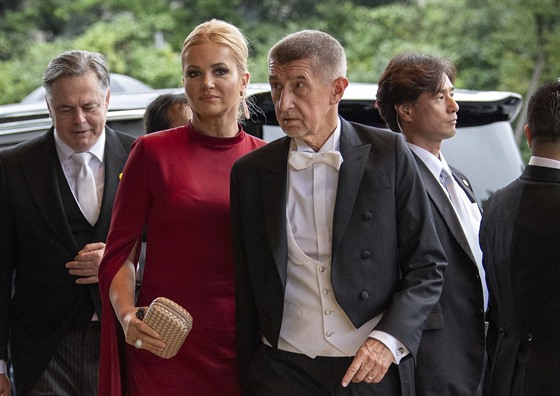 Premiér Andrej Babi s manelkou Monikou na slavnostním ceremoniálu pi...