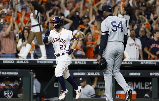 Baseballista týmu Houston Astros Jose Altuve (vlevo) slaví v zápase s New York...