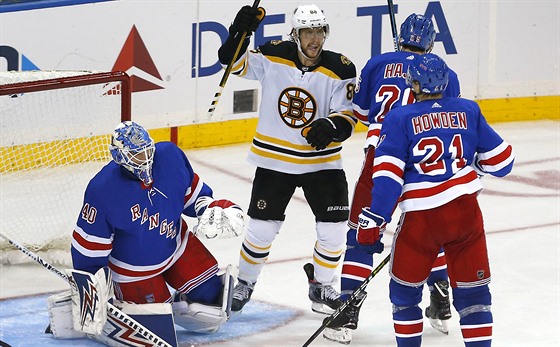 David Pastrák z Bostonu (v bílém) slaví v duelu s NY Rangers.