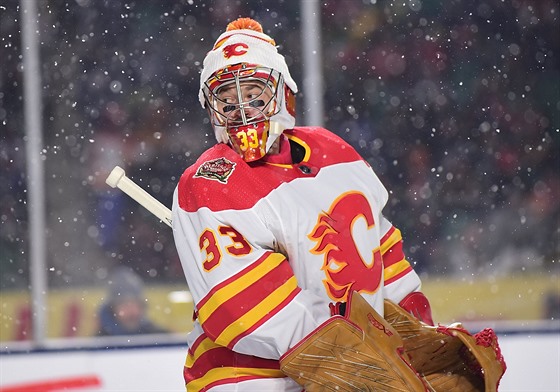 David Rittich se ohlíí za kotouem pi utkání pod irým nebem mezi Calgary a...