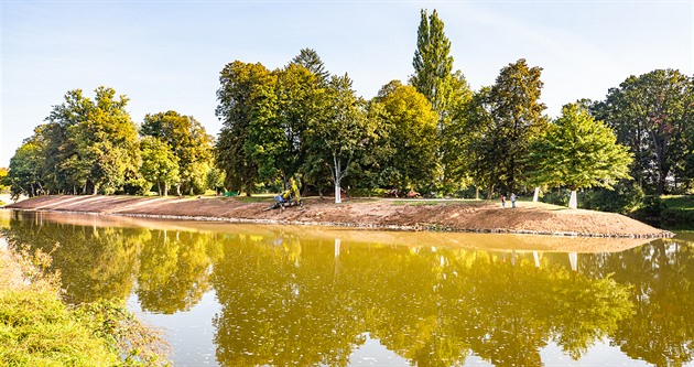 Opravený soutok Labe a Orlice v Hradci Králové.