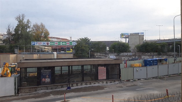 Jeden výstup z metra na Florenci na lince C poblíž autobusového nádraží je uzavřen.