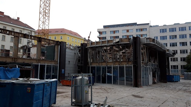 Demolice budovy Transgasu na Vinohradské třídě míří definitivně do finále. Brzy bude tato kontroverzní brutalistická stavba od architekta Aulického minulostí.