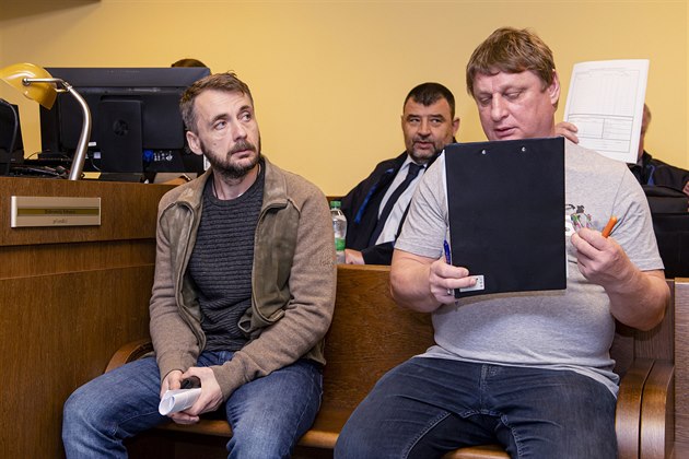 Obalovaní Boris Anatolij Volf a Martin Bake (vpedu zleva) u Krajského soudu...