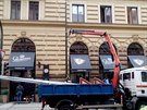 Zasílám fotku opravy šikmé lampy v Hybernské před potrefenou Husou z úterý. Zasílám fotku opravy šikmé lampy v Hybernské před potrefenou Husou z úterý.