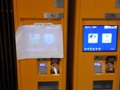Nové automaty na jízdenky, které lze použít i k hledání dopravního spojení se pokládají. Dnes ne Můstku byly hned dva mimo provoz. Nové automaty na jízdenky, které lze použít i k hledání dopravního spojení se pokládají. Dnes ne Můstku byly hned dva mimo provoz.
