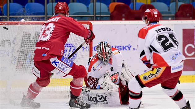 Zleva Martin Adamský z Třince, brankář Hradce Králové Marek Mazanec a jeho... Zleva Martin Adamský z Třince, brankář Hradce Králové Marek Mazanec a jeho...