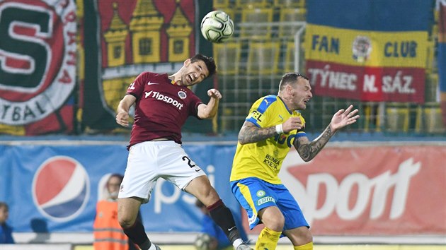 Michal Trávník ze Sparty (vlevo) hlavičkuje v utkání proti Teplicím. Michal Trávník ze Sparty (vlevo) hlavičkuje v utkání proti Teplicím.